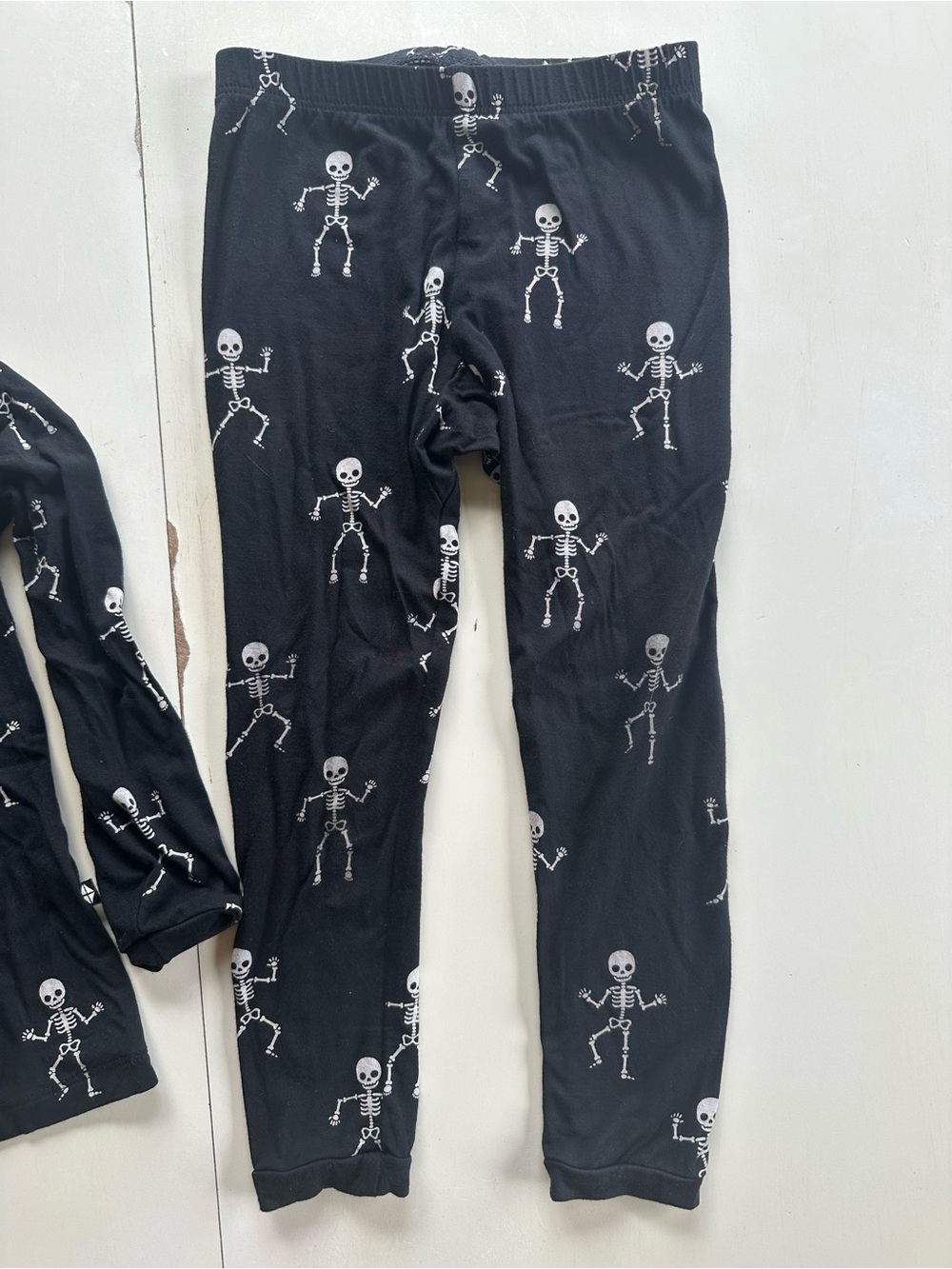 Kyte Baby long sleeve pajama set in dancing skeletons size 4T - Halloween - Picture 6 of 8